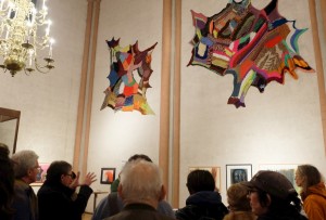 Strick-Kunst an der Kirchenwand  